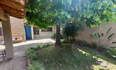 VENTA CASA 4 AMBIENTES CON FONDO LIBRE Y COCHERA