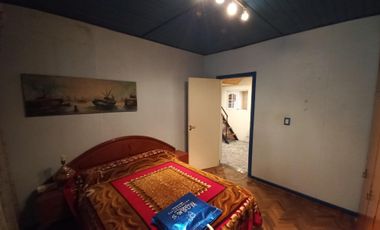 VENTA CASA 4 AMBIENTES CON FONDO LIBRE Y COCHERA