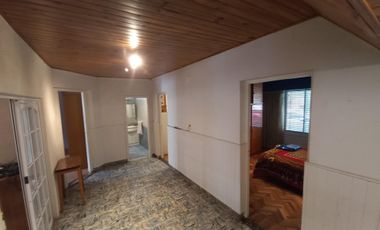 VENTA CASA 4 AMBIENTES CON FONDO LIBRE Y COCHERA