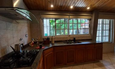 VENTA CASA 4 AMBIENTES CON FONDO LIBRE Y COCHERA