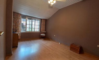 VENTA CASA 4 AMBIENTES CON FONDO LIBRE Y COCHERA