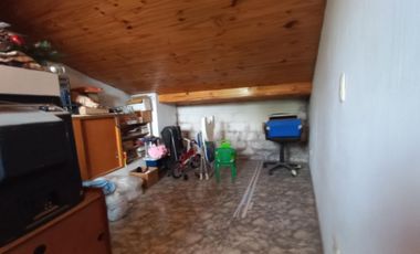 VENTA CASA 4 AMBIENTES CON FONDO LIBRE Y COCHERA