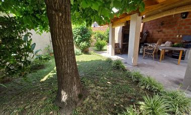 VENTA CASA 4 AMBIENTES CON FONDO LIBRE Y COCHERA