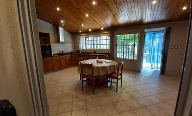 VENTA CASA 4 AMBIENTES CON FONDO LIBRE Y COCHERA