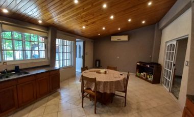 VENTA CASA 4 AMBIENTES CON FONDO LIBRE Y COCHERA
