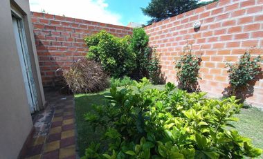 VENTA CASA 4 AMBIENTES CON FONDO LIBRE Y COCHERA