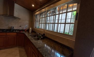 VENTA CASA 4 AMBIENTES CON FONDO LIBRE Y COCHERA