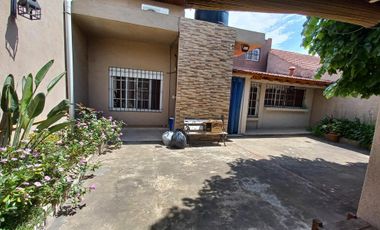 VENTA CASA 4 AMBIENTES CON FONDO LIBRE Y COCHERA