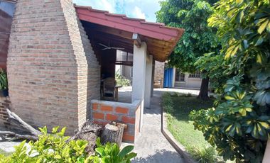VENTA CASA 4 AMBIENTES CON FONDO LIBRE Y COCHERA