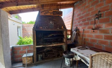 VENTA CASA 4 AMBIENTES CON FONDO LIBRE Y COCHERA