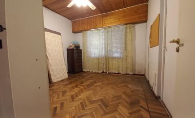 VENTA CASA 4 AMBIENTES CON FONDO LIBRE Y COCHERA