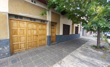 VENTA CASA 4 AMBIENTES CON FONDO LIBRE Y COCHERA