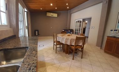 VENTA CASA 4 AMBIENTES CON FONDO LIBRE Y COCHERA