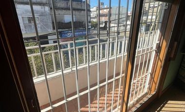 Excelente propiedad multifamiliar con: Local, Vivienda 4 ambientes en primer piso y garaje, dos PH 2 ambientes en planta baja en estado original.