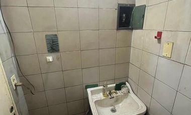 Excelente propiedad multifamiliar con: Local, Vivienda 4 ambientes en primer piso y garaje, dos PH 2 ambientes en planta baja en estado original.