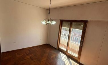 Excelente propiedad multifamiliar con: Local, Vivienda 4 ambientes en primer piso y garaje, dos PH 2 ambientes en planta baja en estado original.
