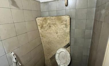 Excelente propiedad multifamiliar con: Local, Vivienda 4 ambientes en primer piso y garaje, dos PH 2 ambientes en planta baja en estado original.