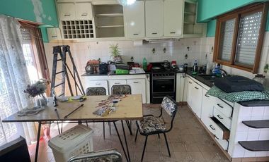 Excelente propiedad multifamiliar con: Local, Vivienda 4 ambientes en primer piso y garaje, dos PH 2 ambientes en planta baja en estado original.