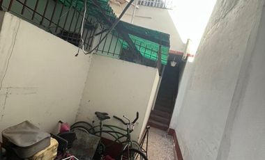 Excelente propiedad multifamiliar con: Local, Vivienda 4 ambientes en primer piso y garaje, dos PH 2 ambientes en planta baja en estado original.