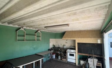 Excelente propiedad multifamiliar con: Local, Vivienda 4 ambientes en primer piso y garaje, dos PH 2 ambientes en planta baja en estado original.