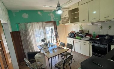 Excelente propiedad multifamiliar con: Local, Vivienda 4 ambientes en primer piso y garaje, dos PH 2 ambientes en planta baja en estado original.