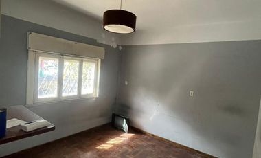 Excelente propiedad multifamiliar con: Local, Vivienda 4 ambientes en primer piso y garaje, dos PH 2 ambientes en planta baja en estado original.