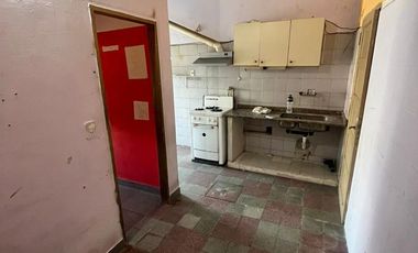 Excelente propiedad multifamiliar con: Local, Vivienda 4 ambientes en primer piso y garaje, dos PH 2 ambientes en planta baja en estado original.