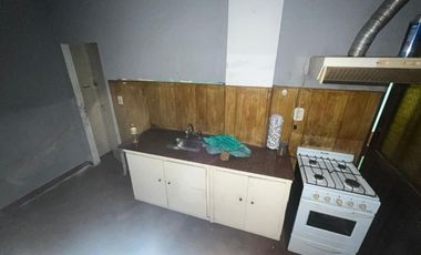 Excelente propiedad multifamiliar con: Local, Vivienda 4 ambientes en primer piso y garaje, dos PH 2 ambientes en planta baja en estado original.