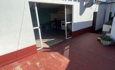 Excelente propiedad multifamiliar con: Local, Vivienda 4 ambientes en primer piso y garaje, dos PH 2 ambientes en planta baja en estado original.