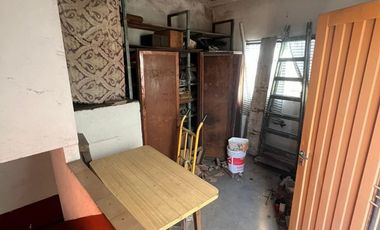 Excelente propiedad multifamiliar con: Local, Vivienda 4 ambientes en primer piso y garaje, dos PH 2 ambientes en planta baja en estado original.