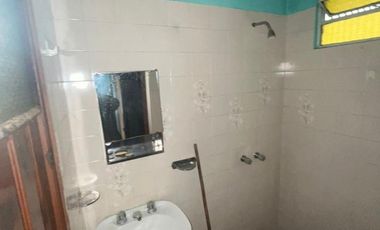 Excelente propiedad multifamiliar con: Local, Vivienda 4 ambientes en primer piso y garaje, dos PH 2 ambientes en planta baja en estado original.
