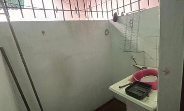Excelente propiedad multifamiliar con: Local, Vivienda 4 ambientes en primer piso y garaje, dos PH 2 ambientes en planta baja en estado original.