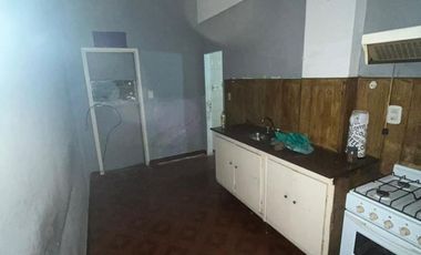 Excelente propiedad multifamiliar con: Local, Vivienda 4 ambientes en primer piso y garaje, dos PH 2 ambientes en planta baja en estado original.