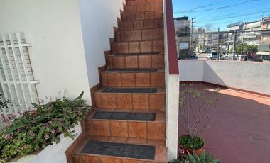 Excelente propiedad multifamiliar con: Local, Vivienda 4 ambientes en primer piso y garaje, dos PH 2 ambientes en planta baja en estado original.