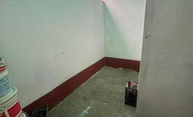 Excelente propiedad multifamiliar con: Local, Vivienda 4 ambientes en primer piso y garaje, dos PH 2 ambientes en planta baja en estado original.