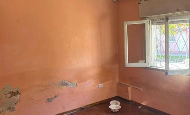 Excelente propiedad multifamiliar con: Local, Vivienda 4 ambientes en primer piso y garaje, dos PH 2 ambientes en planta baja en estado original.