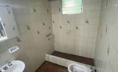 Excelente propiedad multifamiliar con: Local, Vivienda 4 ambientes en primer piso y garaje, dos PH 2 ambientes en planta baja en estado original.