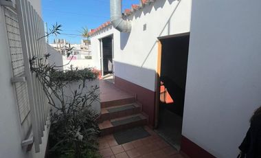 Excelente propiedad multifamiliar con: Local, Vivienda 4 ambientes en primer piso y garaje, dos PH 2 ambientes en planta baja en estado original.