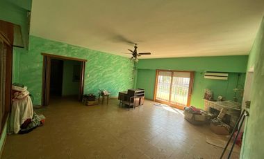 Excelente propiedad multifamiliar con: Local, Vivienda 4 ambientes en primer piso y garaje, dos PH 2 ambientes en planta baja en estado original.