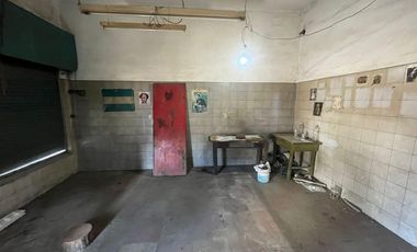 Excelente propiedad multifamiliar con: Local, Vivienda 4 ambientes en primer piso y garaje, dos PH 2 ambientes en planta baja en estado original.