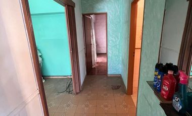 Excelente propiedad multifamiliar con: Local, Vivienda 4 ambientes en primer piso y garaje, dos PH 2 ambientes en planta baja en estado original.