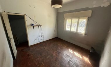 Excelente propiedad multifamiliar con: Local, Vivienda 4 ambientes en primer piso y garaje, dos PH 2 ambientes en planta baja en estado original.