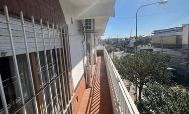 Excelente propiedad multifamiliar con: Local, Vivienda 4 ambientes en primer piso y garaje, dos PH 2 ambientes en planta baja en estado original.