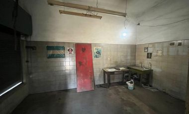 Excelente propiedad multifamiliar con: Local, Vivienda 4 ambientes en primer piso y garaje, dos PH 2 ambientes en planta baja en estado original.