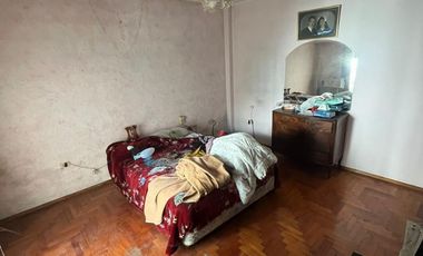 Excelente propiedad multifamiliar con: Local, Vivienda 4 ambientes en primer piso y garaje, dos PH 2 ambientes en planta baja en estado original.