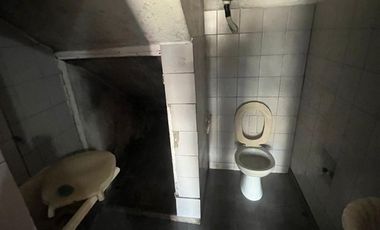Excelente propiedad multifamiliar con: Local, Vivienda 4 ambientes en primer piso y garaje, dos PH 2 ambientes en planta baja en estado original.
