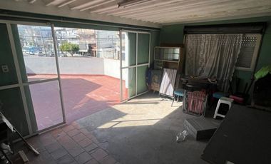 Excelente propiedad multifamiliar con: Local, Vivienda 4 ambientes en primer piso y garaje, dos PH 2 ambientes en planta baja en estado original.
