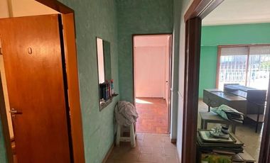 Excelente propiedad multifamiliar con: Local, Vivienda 4 ambientes en primer piso y garaje, dos PH 2 ambientes en planta baja en estado original.