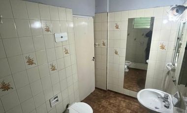 Excelente propiedad multifamiliar con: Local, Vivienda 4 ambientes en primer piso y garaje, dos PH 2 ambientes en planta baja en estado original.
