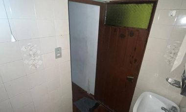 Excelente propiedad multifamiliar con: Local, Vivienda 4 ambientes en primer piso y garaje, dos PH 2 ambientes en planta baja en estado original.